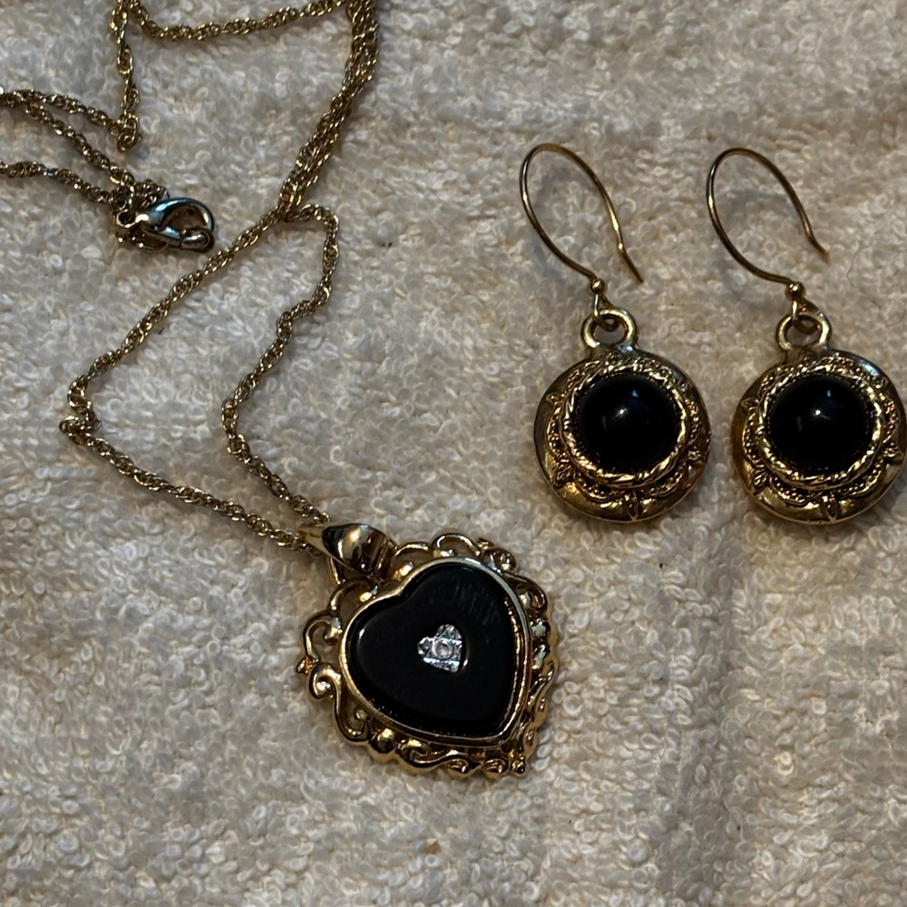 Vintage Gold and Black onyx stones Earrings and necklace with pendant